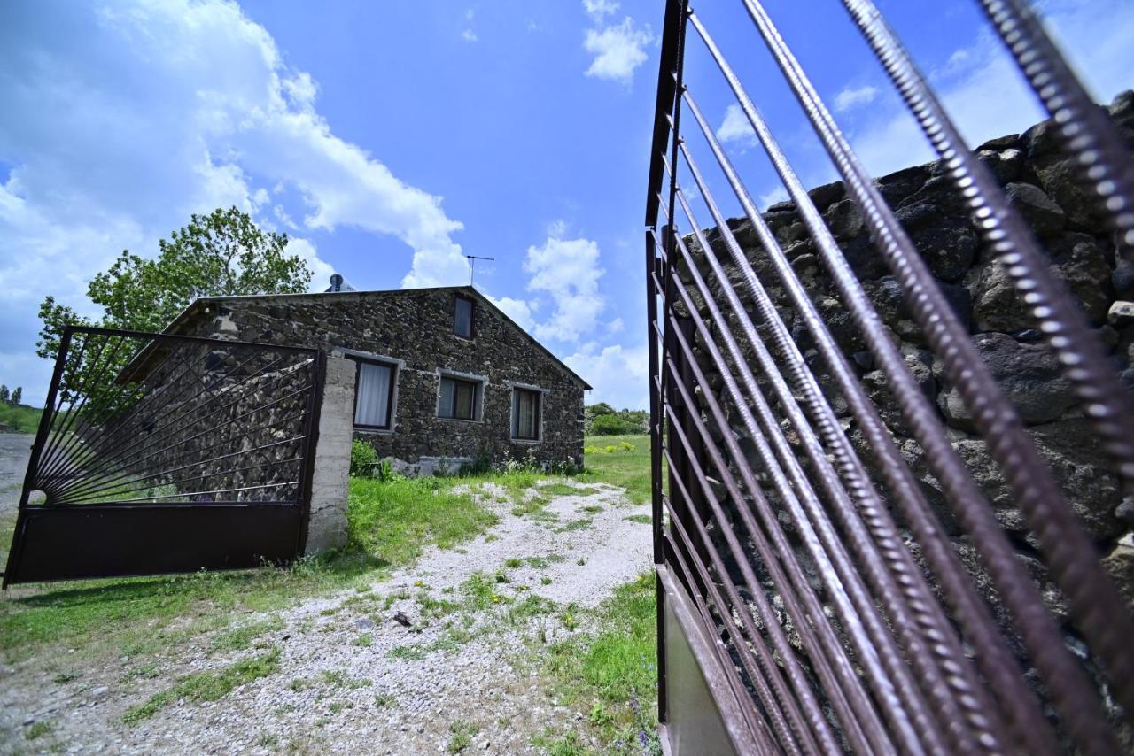 Sevan Tarsus Guesthouse Tsovazard ภายนอก รูปภาพ